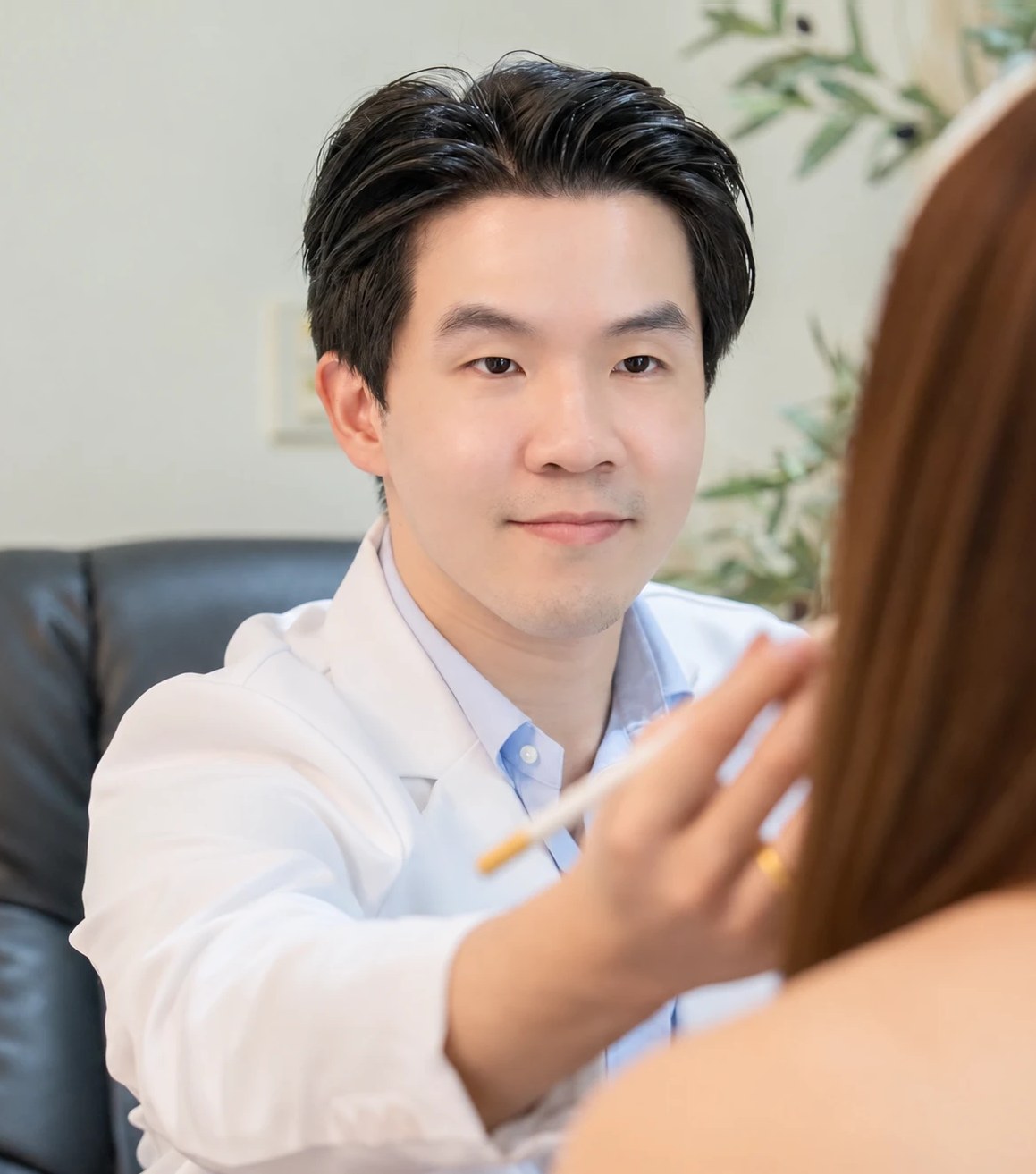 Dr. Natsarut Chatyanan (Dr. Au) in consultation at The Astell Clinic